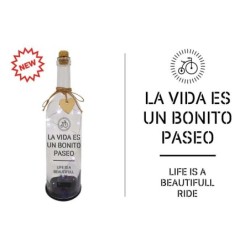 BOTELLA C/LUCES LED Y MENSAJE, LA VIDA ES UN .... Caja: 8,3 x 8,5 x 30,5cm Botella: 29,5 x 8 x 8 cm