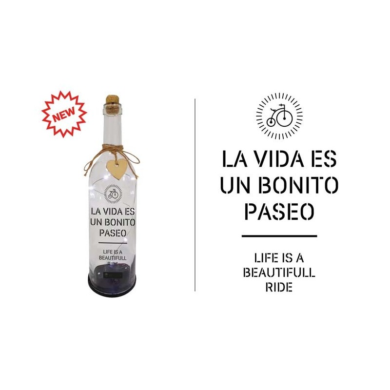 BOTELLA C/LUCES LED Y MENSAJE, LA VIDA ES UN .... Caja: 8,3 x 8,5 x 30,5cm Botella: 29,5 x 8 x 8 cm BOTELLA C/LUCES LED Y MENSAJE, LA VIDA ES UN .... Caja: 8,3 x 8,5 x 30,5cm Botella: 29,5 x 8 x 8 cm