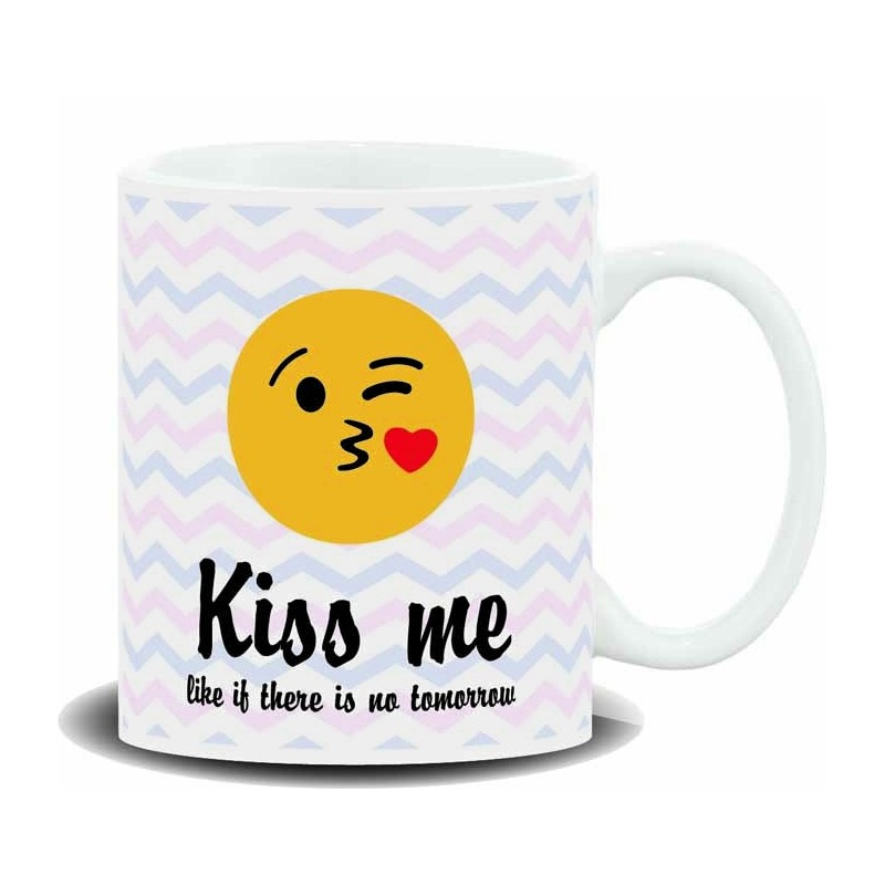 MUG CON MENSAJE EMOTICON,KISS ME... 8 x 8 x 9,5 cm. MUG CON MENSAJE EMOTICON,KISS ME... 8 x 8 x 9,5 cm.