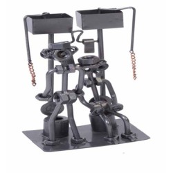 FIGURA METAL PAREJA EN W.C. 12 x 15 x 14 cm