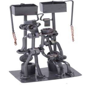 FIGURA METAL PAREJA EN W.C.