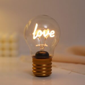 Luz con forma de bombilla Love